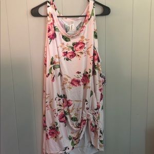 NWT. New floral tank with side knot